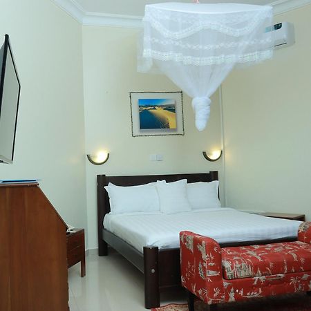 Mowicribs Hotel And Spa Entebbe Exterior photo