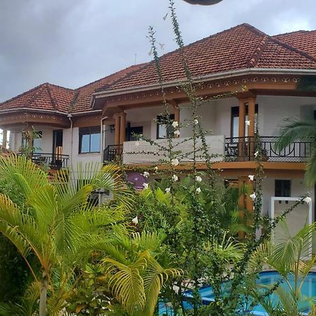 Mowicribs Hotel And Spa Entebbe Exterior photo