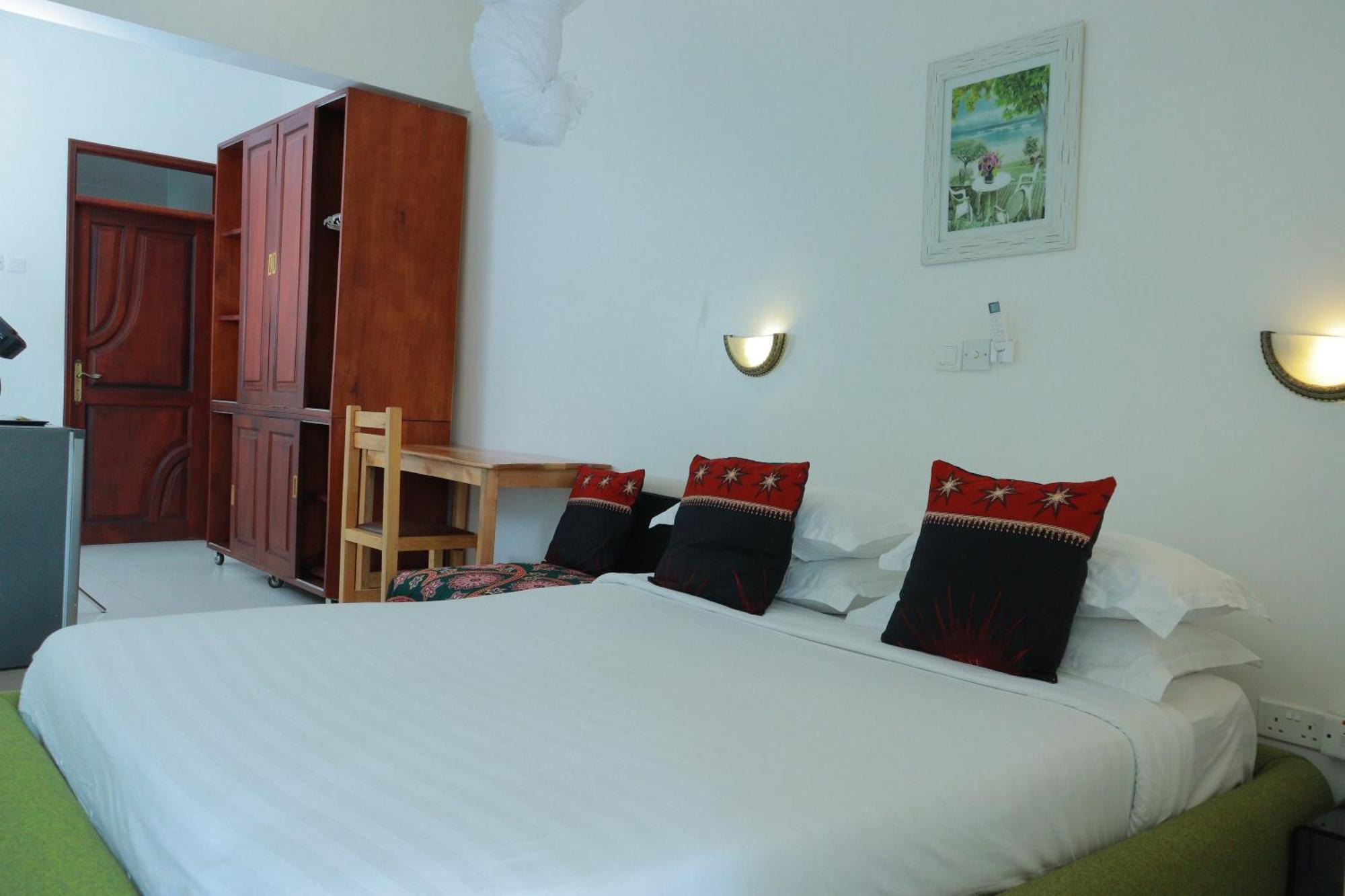 Mowicribs Hotel And Spa Entebbe Exterior photo