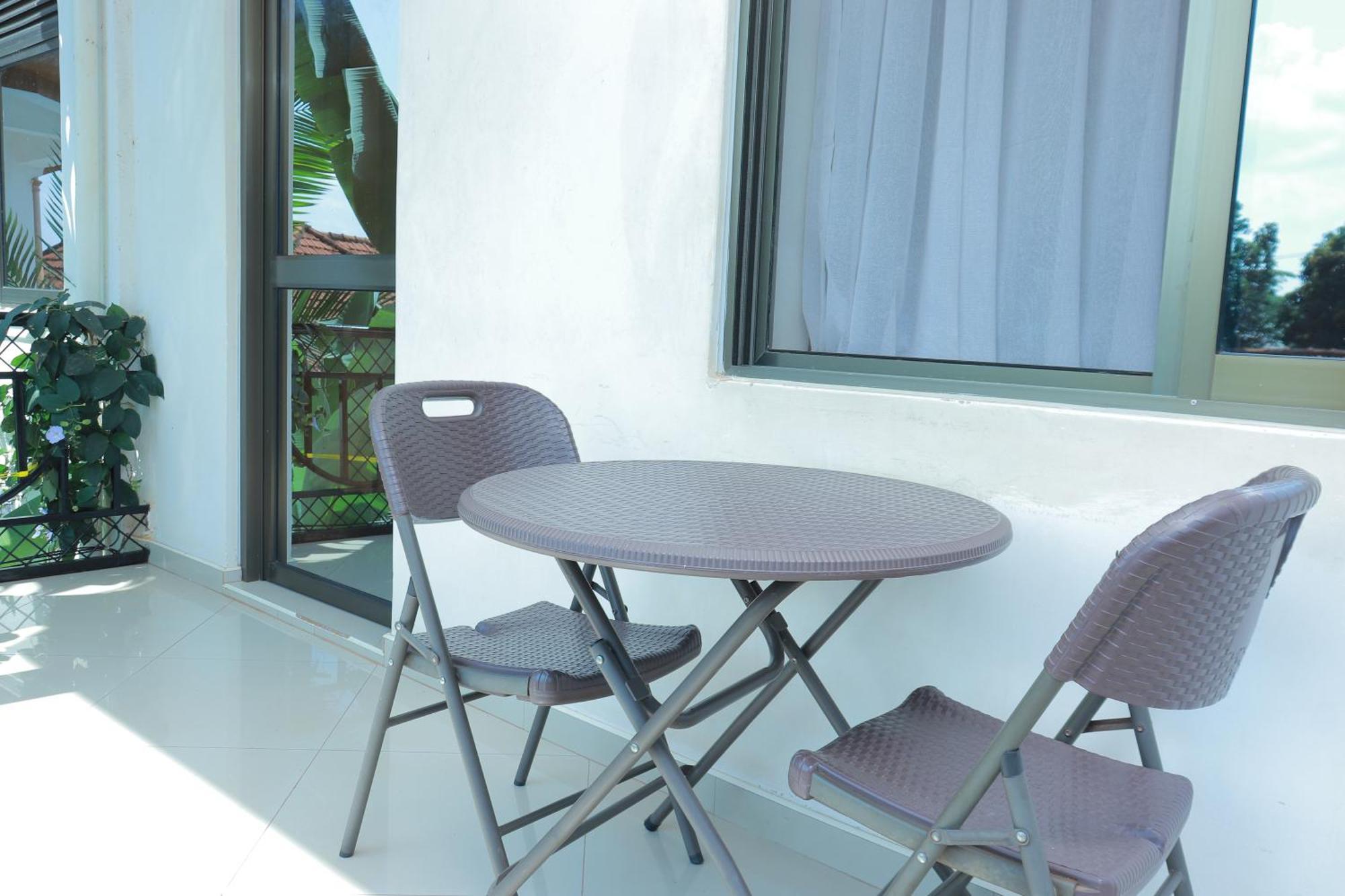 Mowicribs Hotel And Spa Entebbe Exterior photo