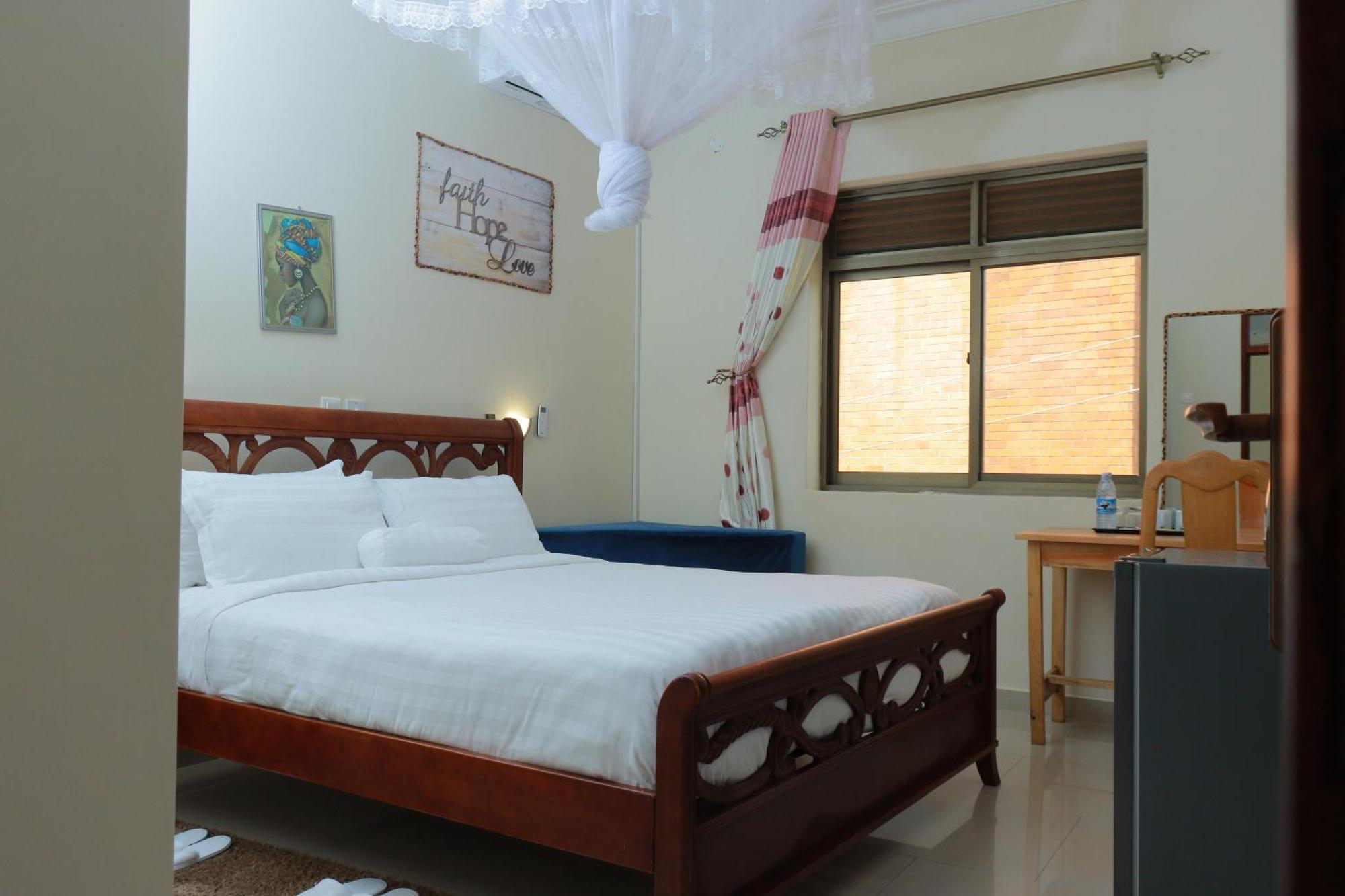 Mowicribs Hotel And Spa Entebbe Exterior photo