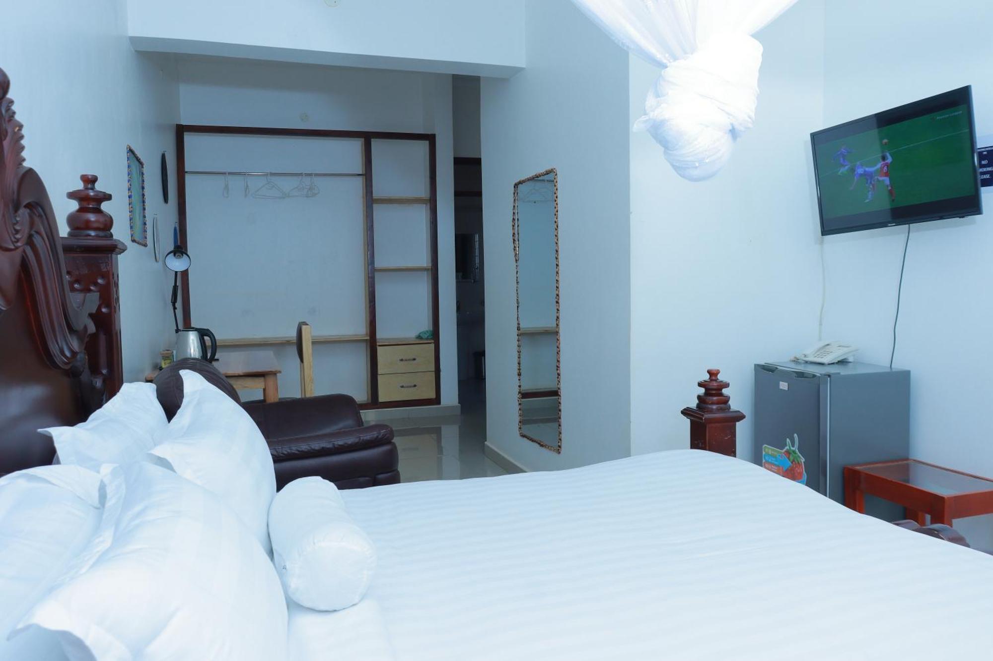 Mowicribs Hotel And Spa Entebbe Exterior photo