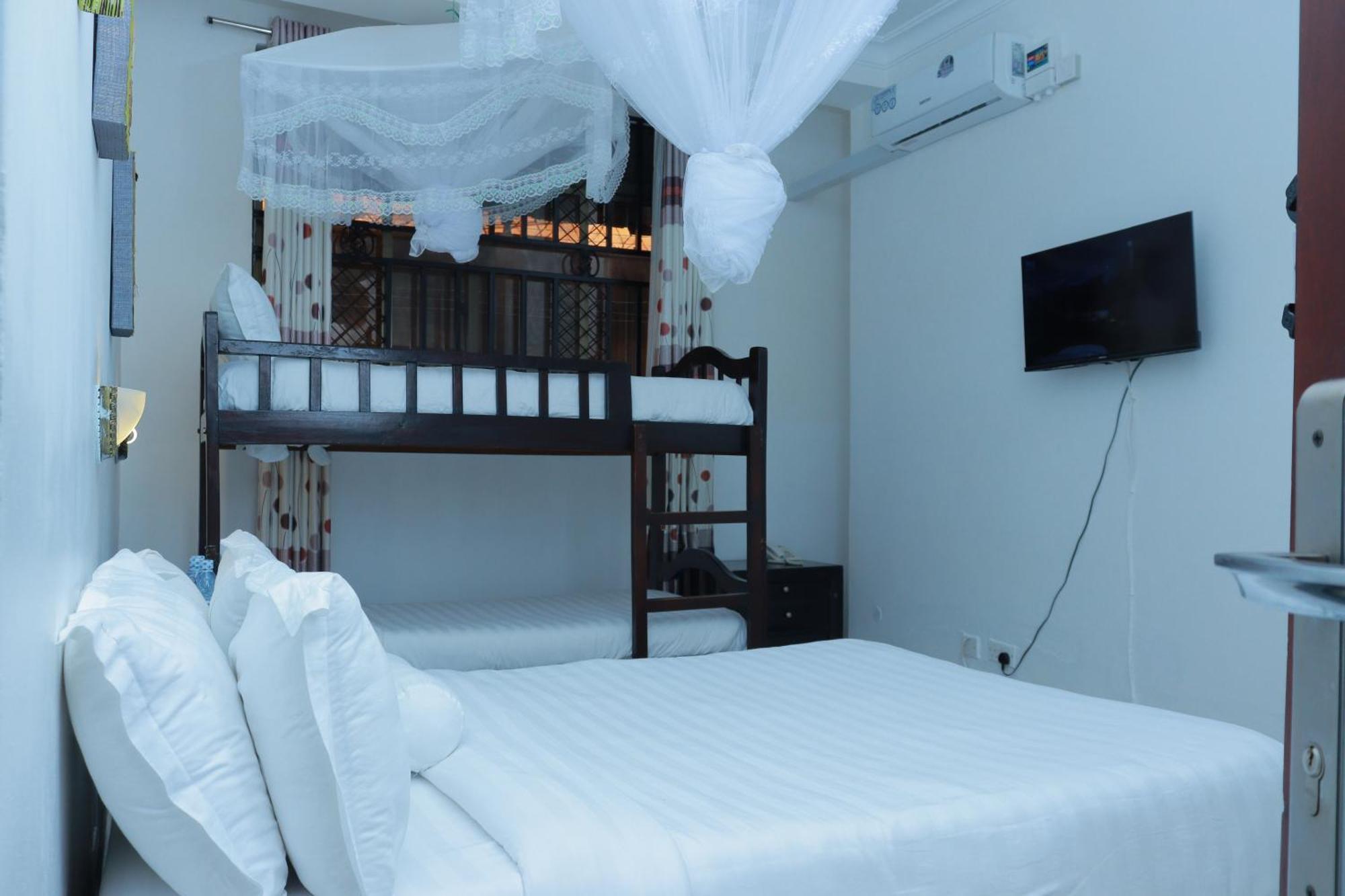 Mowicribs Hotel And Spa Entebbe Exterior photo