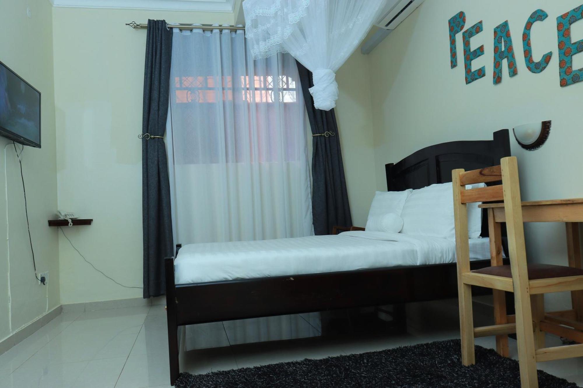 Mowicribs Hotel And Spa Entebbe Exterior photo