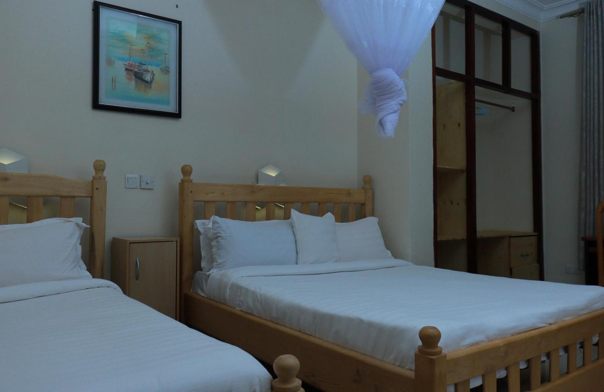 Mowicribs Hotel And Spa Entebbe Exterior photo