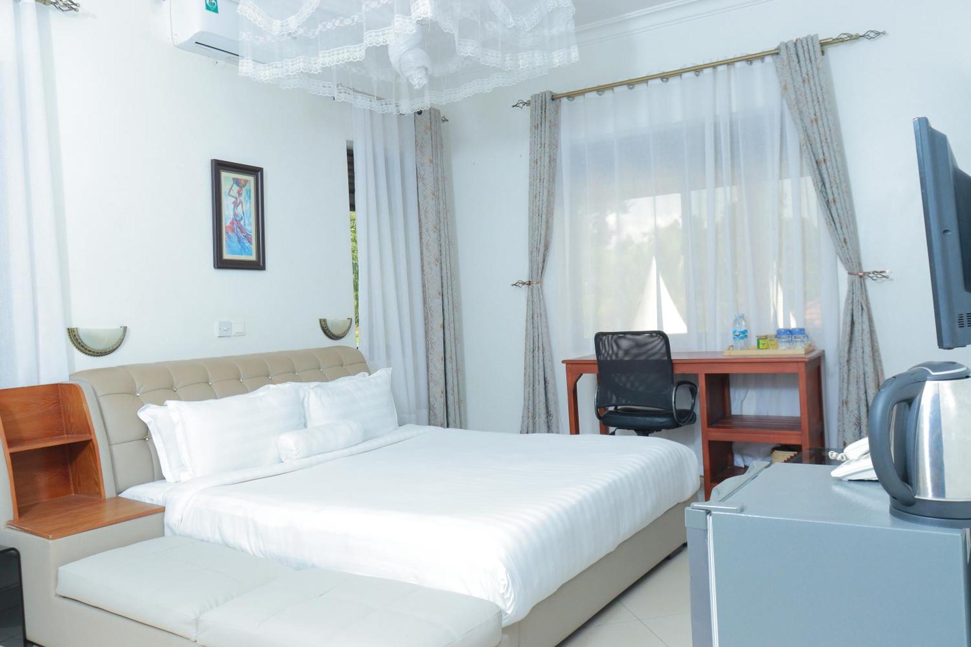 Mowicribs Hotel And Spa Entebbe Exterior photo
