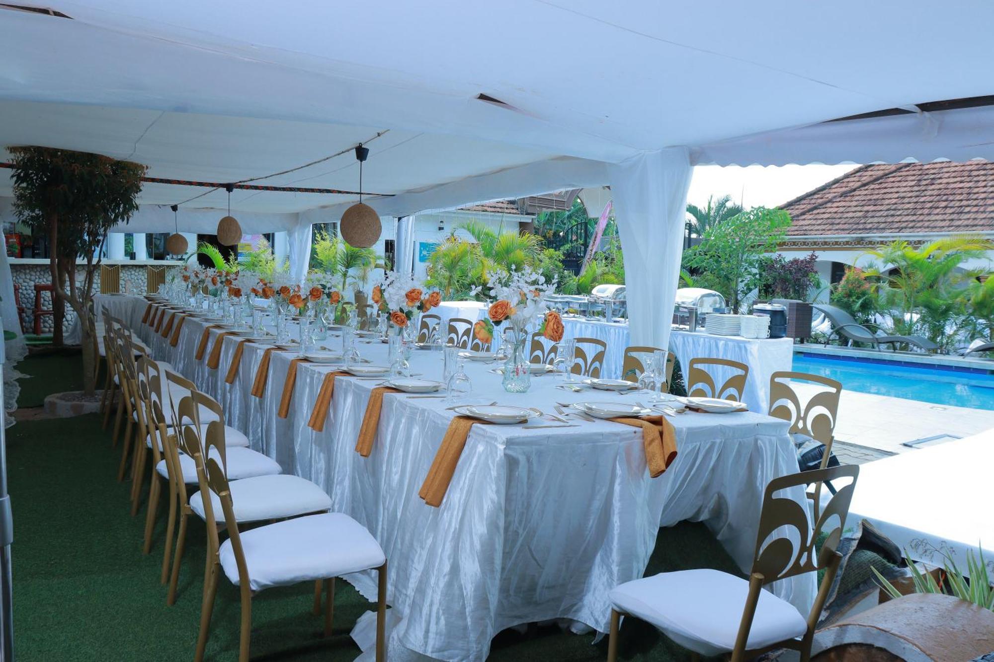 Mowicribs Hotel And Spa Entebbe Exterior photo