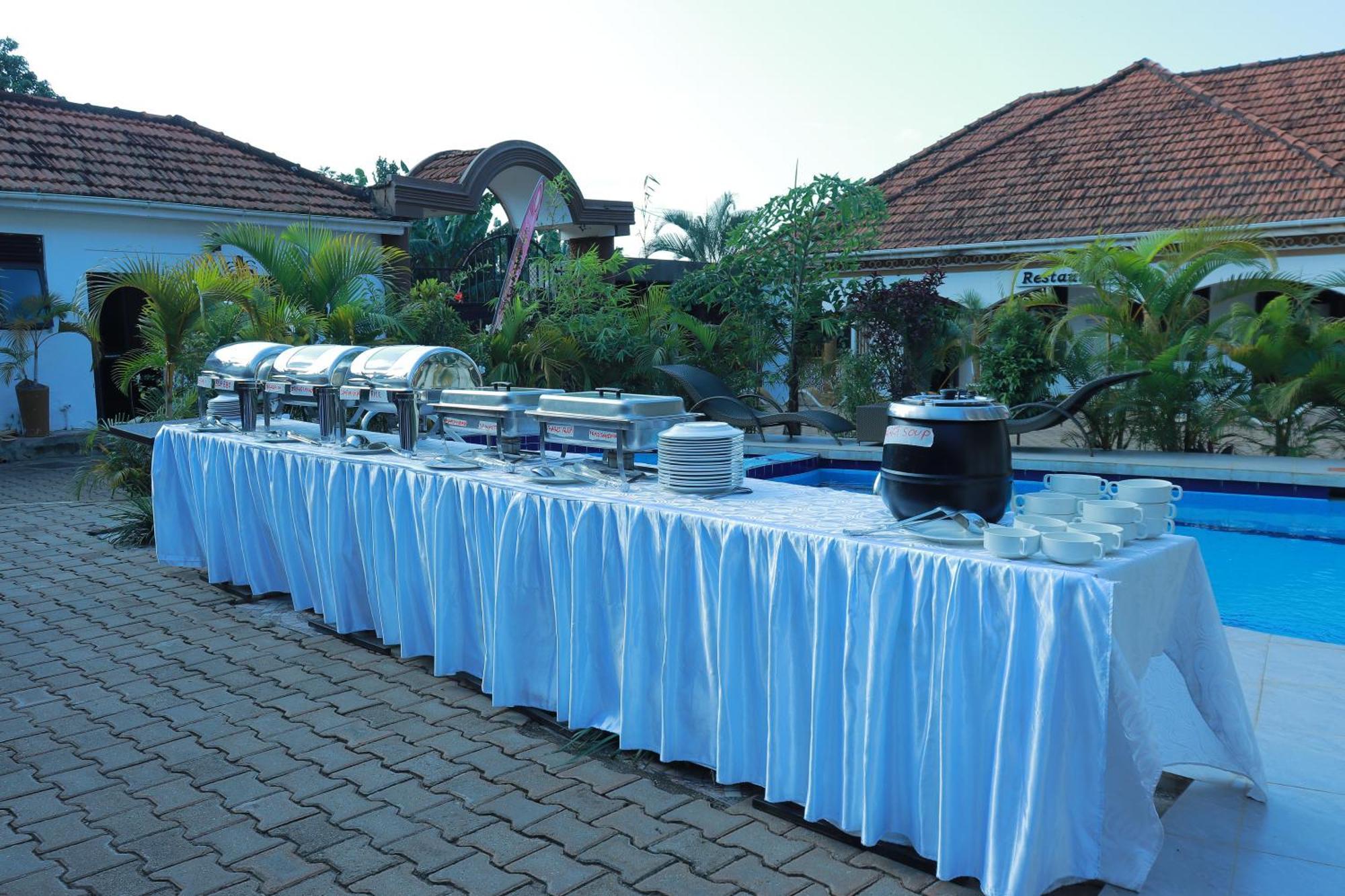 Mowicribs Hotel And Spa Entebbe Exterior photo